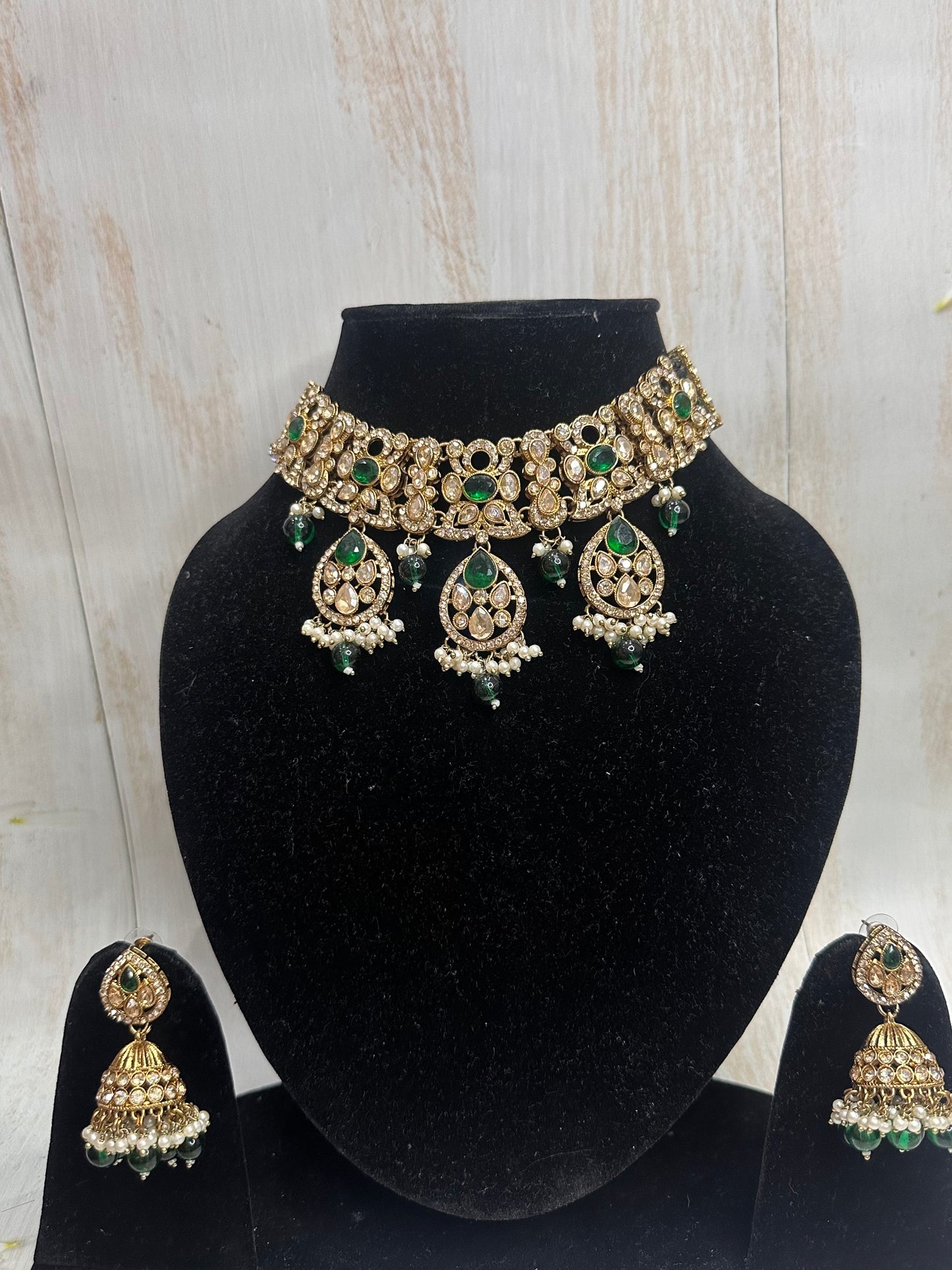 Regal Kundan Choker Set with Emerald Detailing