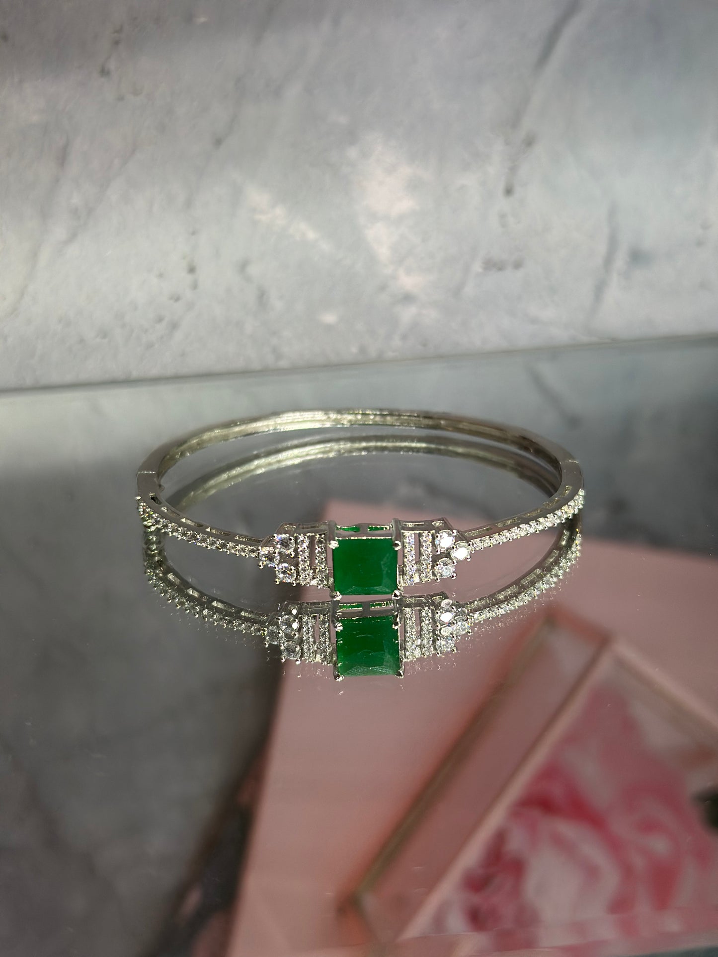 💚 Emerald elegance, with a twist of sparkle 💫