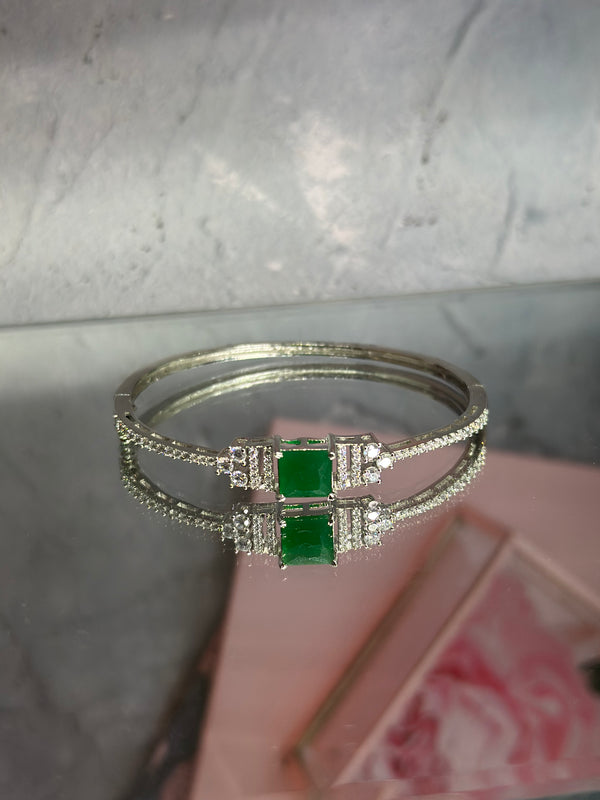 💚 Emerald elegance, with a twist of sparkle 💫